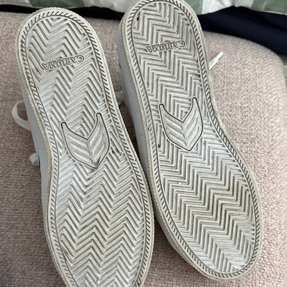 Cariuma White Sneakers with Black Details - Picture 2 of 3